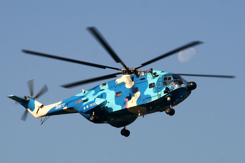 直八救援直升机月下飞行