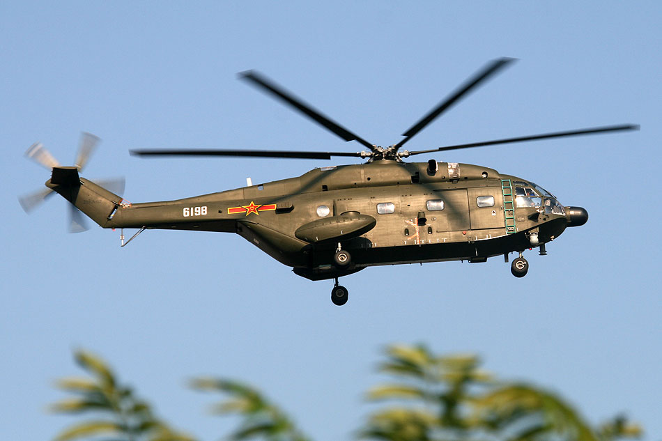 解放军直八型直升机进行双梯队12机飞行演练.(摄影:陈诚)打印评论