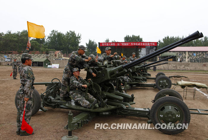 演练新型双37高炮对空速射