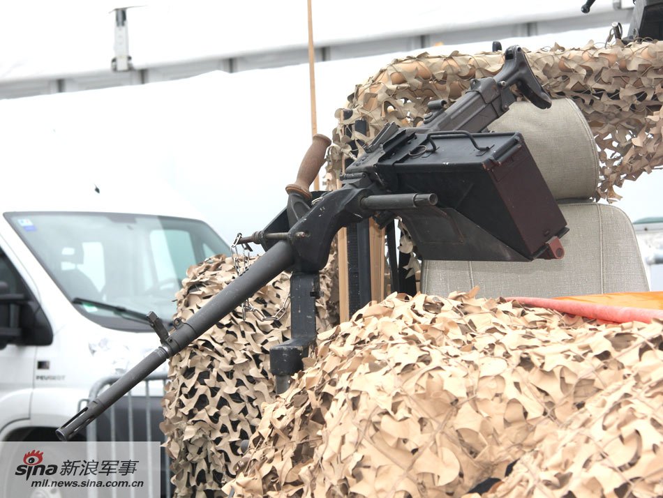 潘哈德副驾位置7.62毫米车载机枪