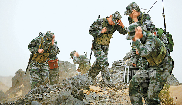 解放军报 夏日的内蒙古阿拉善风大沙多,酷热难耐.