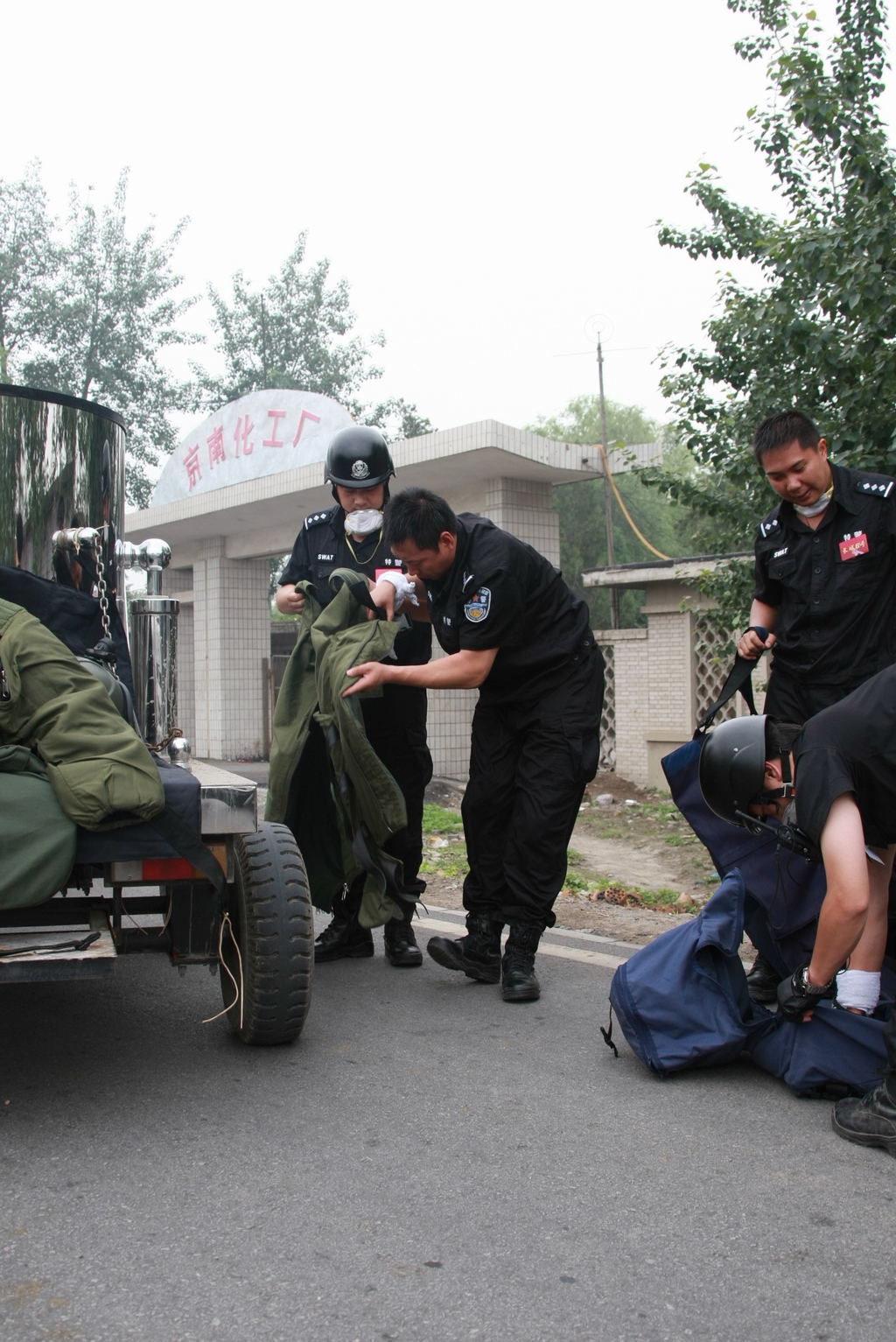 现场整理各种拆弹安全装备