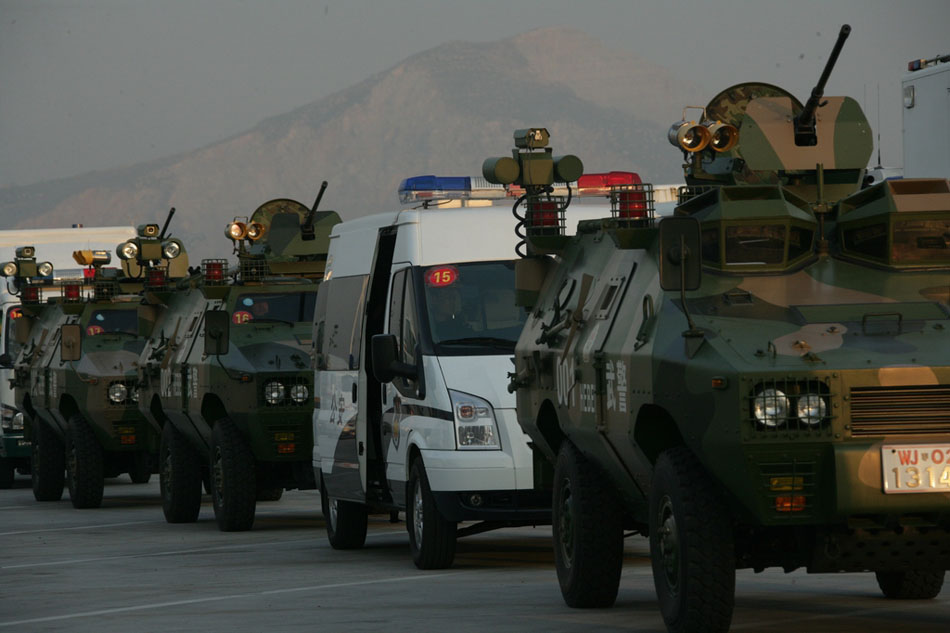 武警防暴装甲车中队图片
