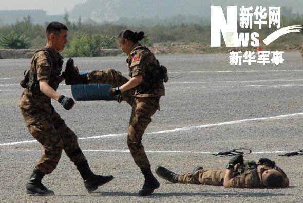 中蒙"维和-2009"联合训练中,两名参训蒙古女兵成了训练场上的一大焦点
