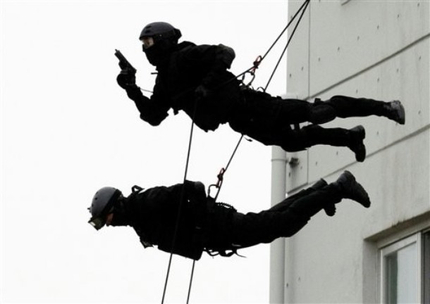 韩国特警部队反恐演练展示硬功夫_高清图集_新浪网