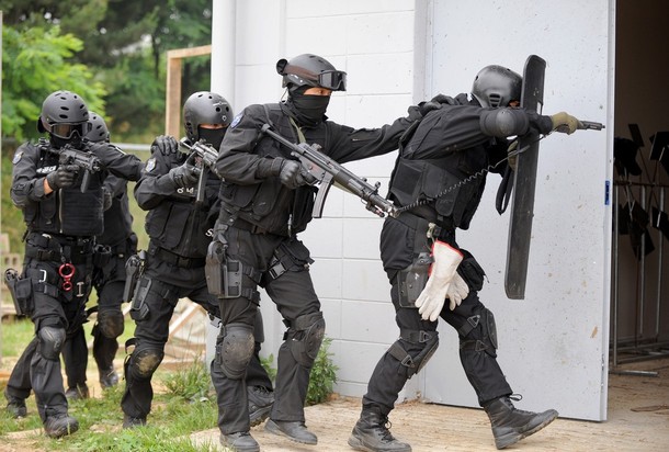 韩国特警队室内cqb战术演练