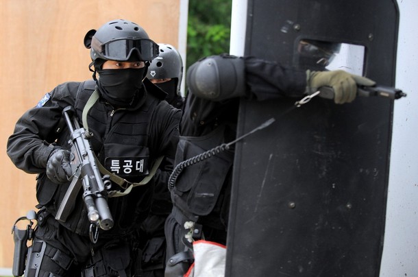 装备防弹盾牌的韩国特警队