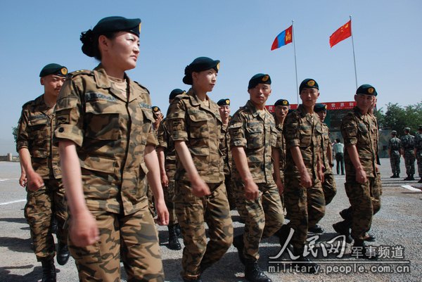 蒙军分队前往参训装备展示场