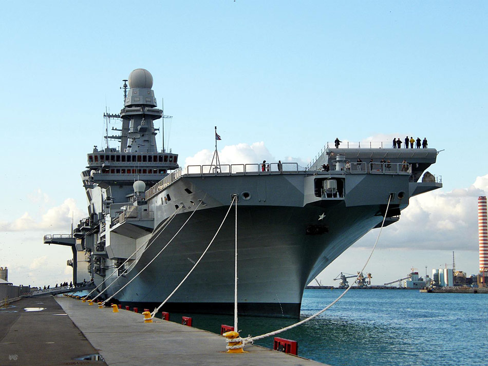 意大利海军战旗在"凯沃尔"(cavour)号航母上升起,该航母是意大利海军