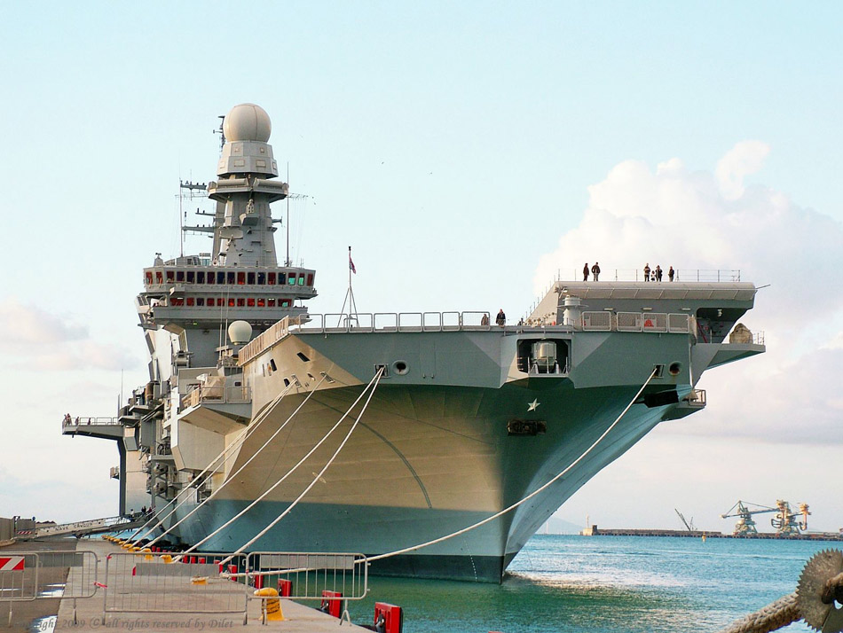 意大利海军战旗在"凯沃尔"(cavour)号航母上升起,该航母是意大利海军