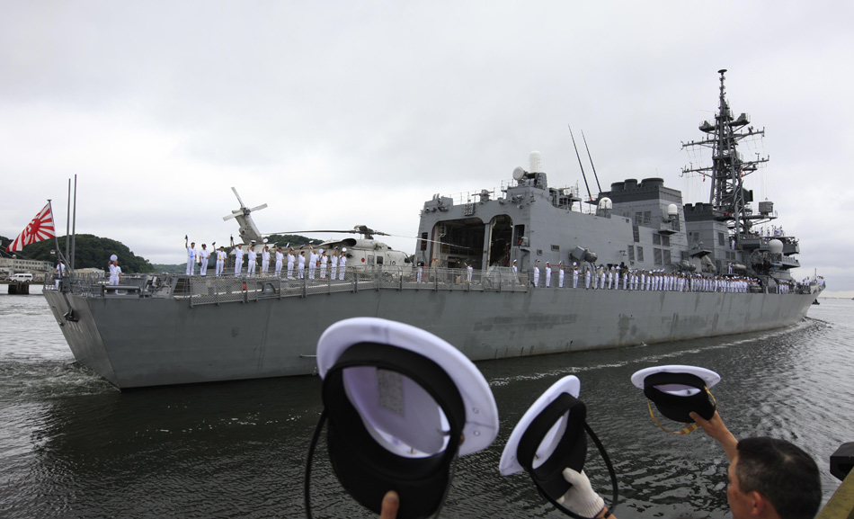 春雨号驱逐舰准备出港