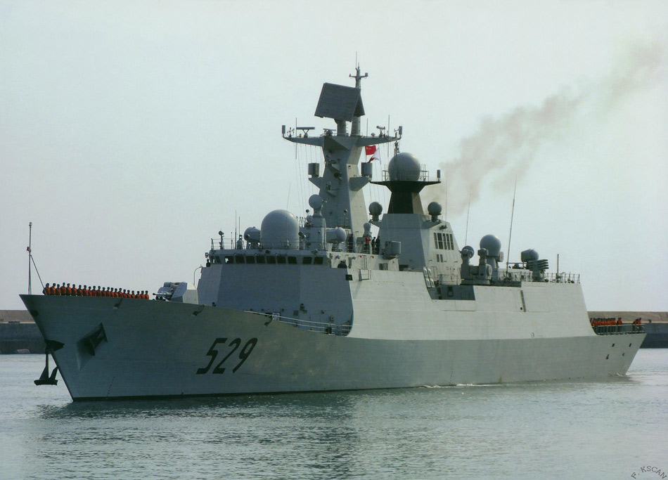 529号导弹护卫舰进港停靠