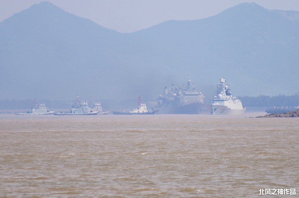7月16日上午,中国海军第三批护航编队从浙江舟山东海舰队某军港启航