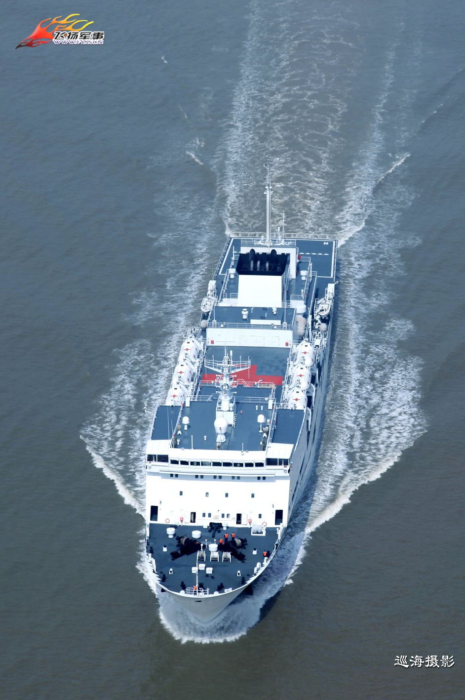 16:22:55 1 / 7 由中国海军东海舰队两艘导弹护卫舰和一艘综合补给舰