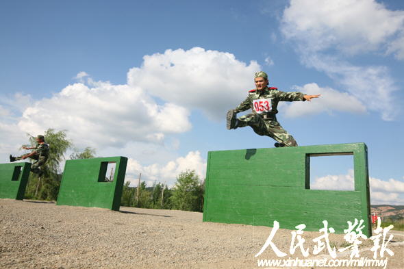 武警官兵正在跨越400米障碍中的矮墙