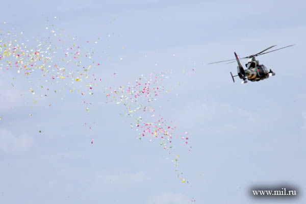 解放军武直9空撒传单