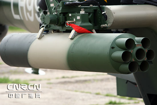 悬挂在直9直升机两侧的蜂巢式火箭弹发射器