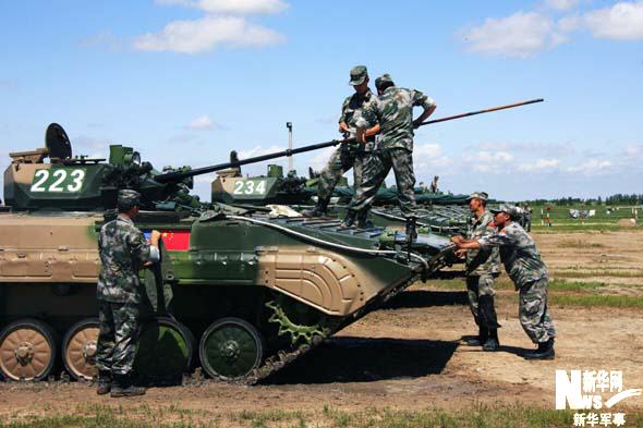 7月22日中方参演装甲兵擦拭战车炮管