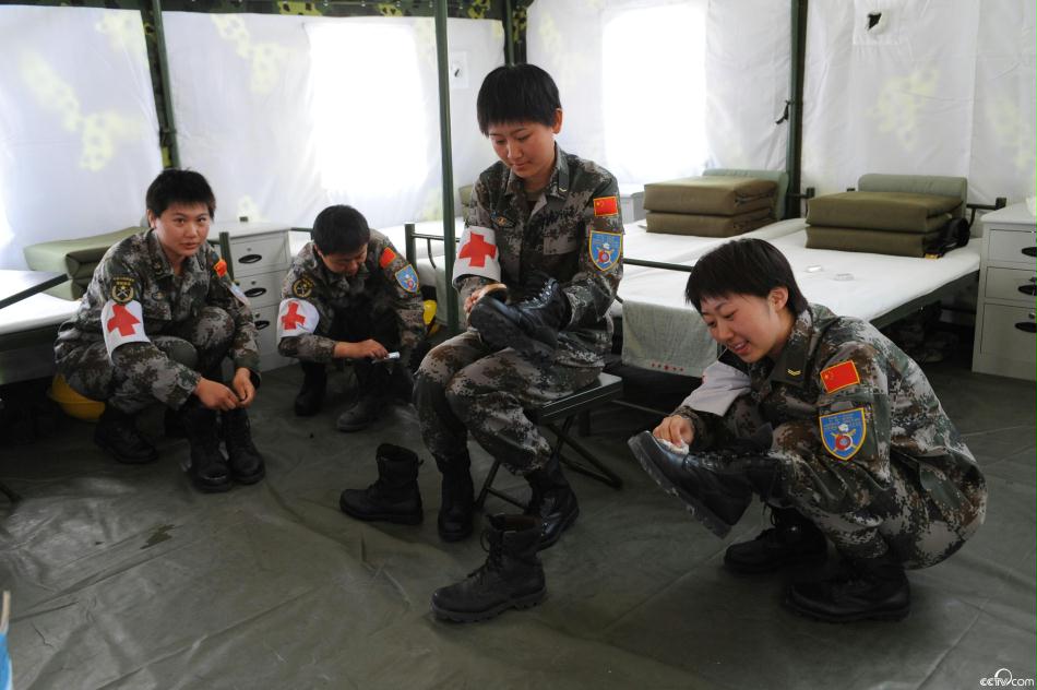 保养军靴的中国女兵 廉洁摄