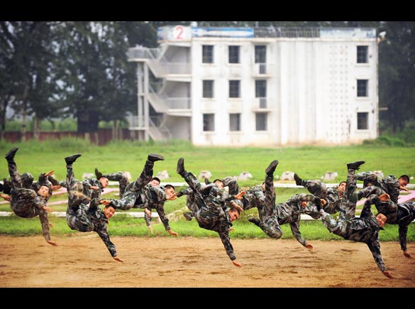 北京卫戍区警卫三师向外国记者展示战斗技能[10p]