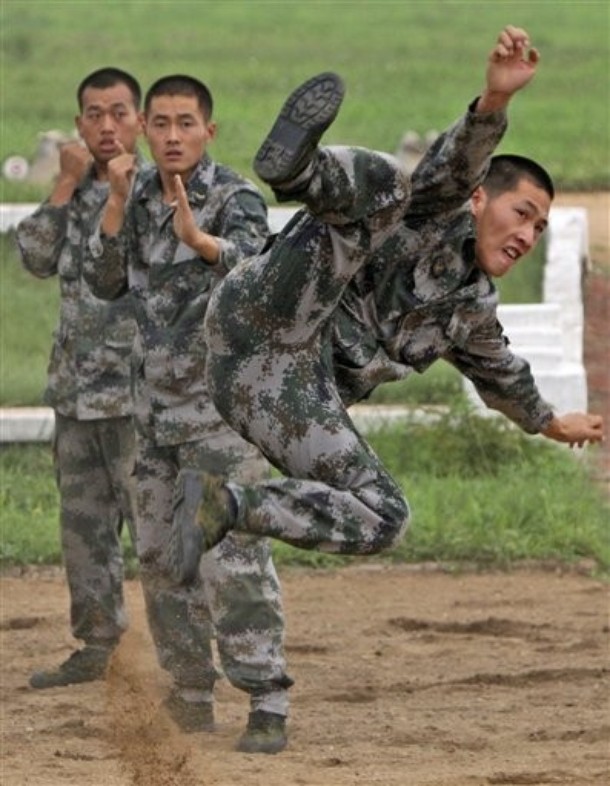 解放军士兵跃起侧倒演示