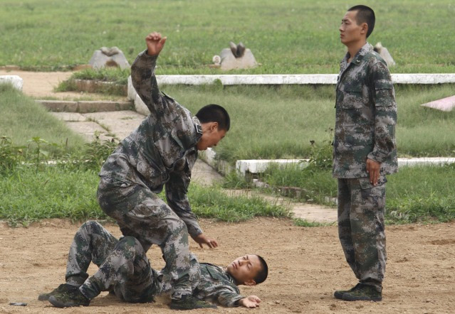 在活动中,中外记者参观了警卫三师部队的部分军事科目训练.