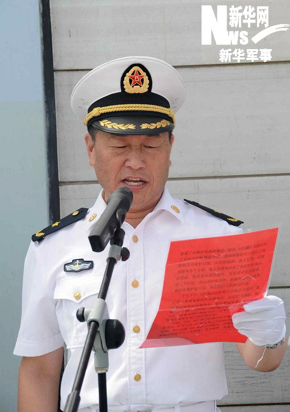 第三批护航编队指挥员王志国在任务交接仪式上讲话.黄书波 摄