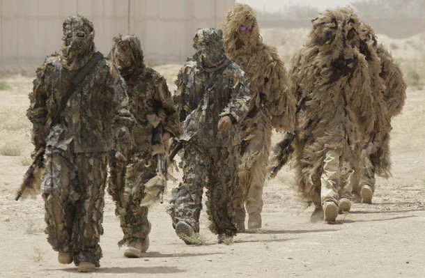 伊特种部狙击手身着吉利服