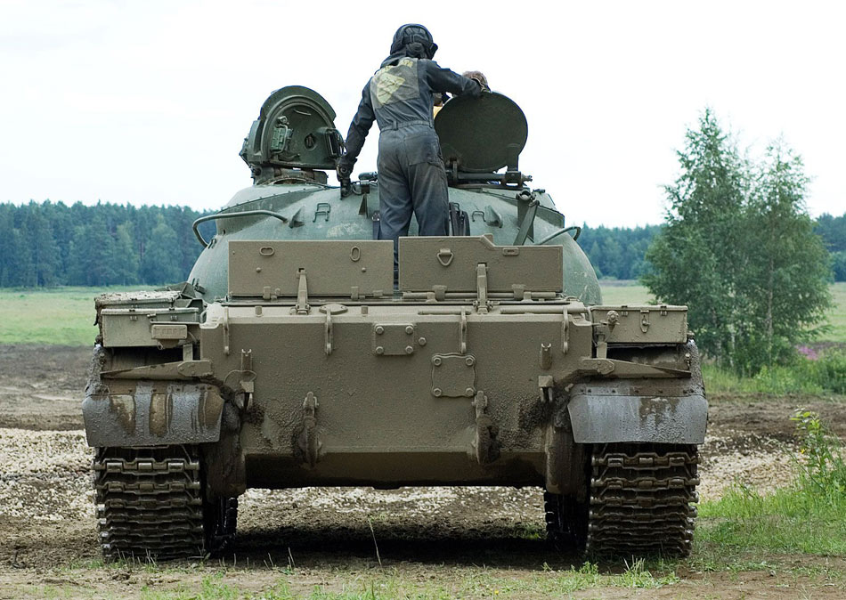 坦克乘员负责保护游客