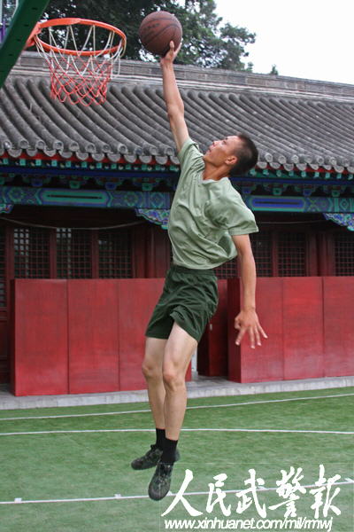 国旗护卫队 > 护旗手徐伟是护卫队的"灌篮高手"虽然太阳不知道有周末