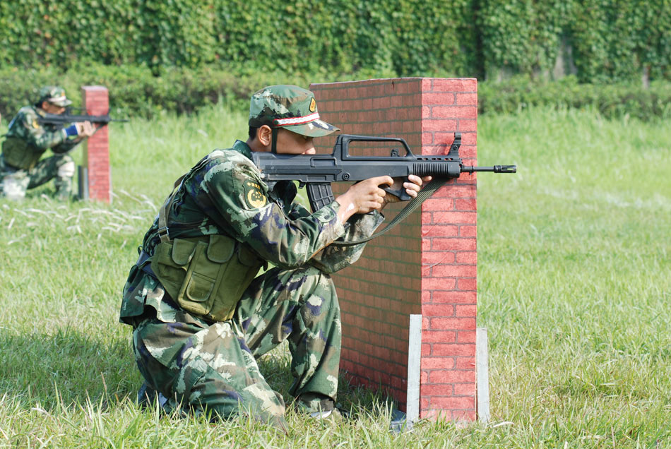 8月13日边防机动部队官兵参加单兵战术对抗