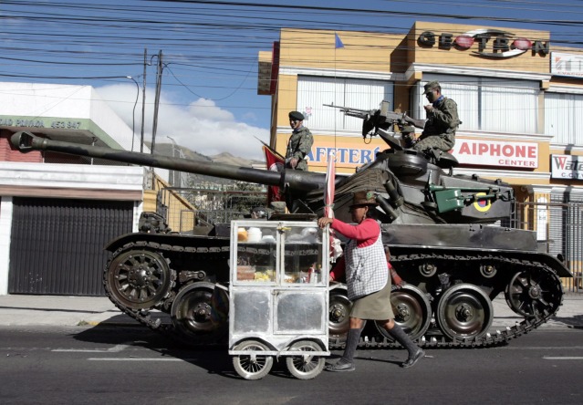 厄瓜多尔陆军amx13坦克准备参加阅兵式