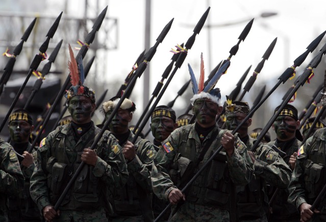 厄瓜多尔士兵手持民族特色长矛