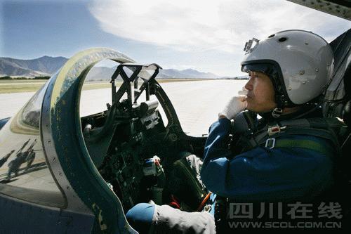 部队长胡刚身先士卒,登机出击.