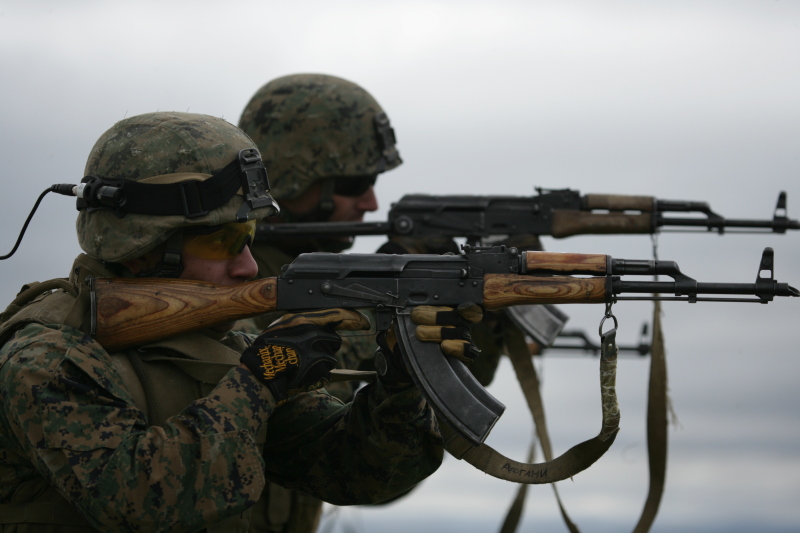 蒙古军官在向美国兵讲解ak-47步枪使用方法