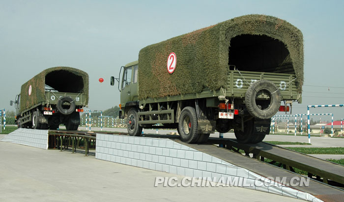 解放军士兵技艺高超驾军用卡车飞越断桥_高清图集_新浪网