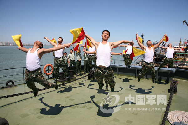 武警 警察部队 > 武警水兵表演旗语舞蹈中国军网8月28日电  题:碧海