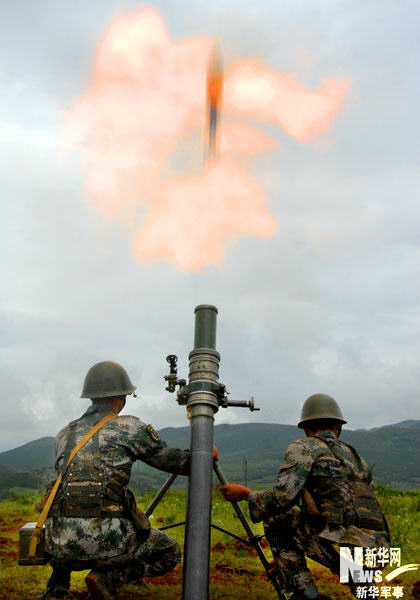 成都军区某部炮兵分队实施100迫击炮实弹射击向君摄