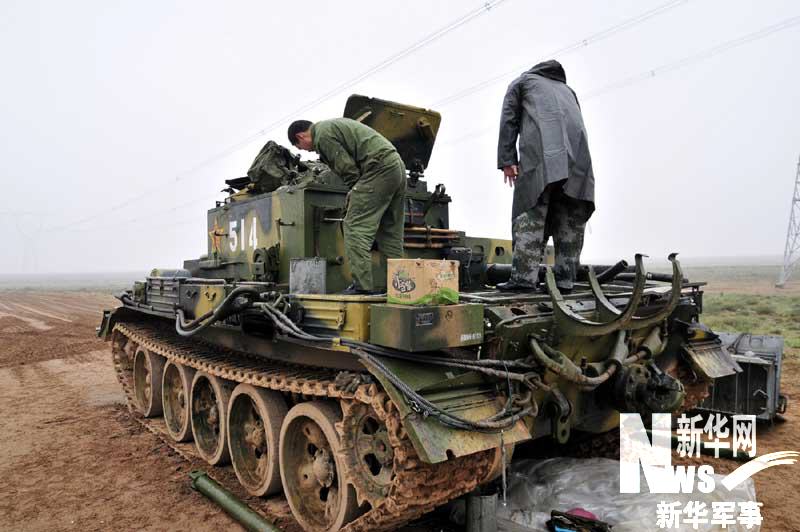 正在进行野战抢修的装甲抢救车.新华军事记者高航 摄