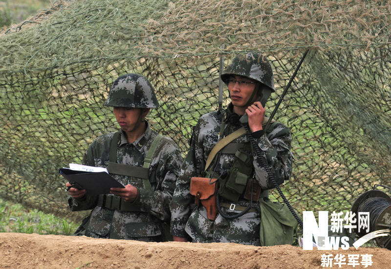 火箭炮群指挥员正在接收炮兵指挥所指令