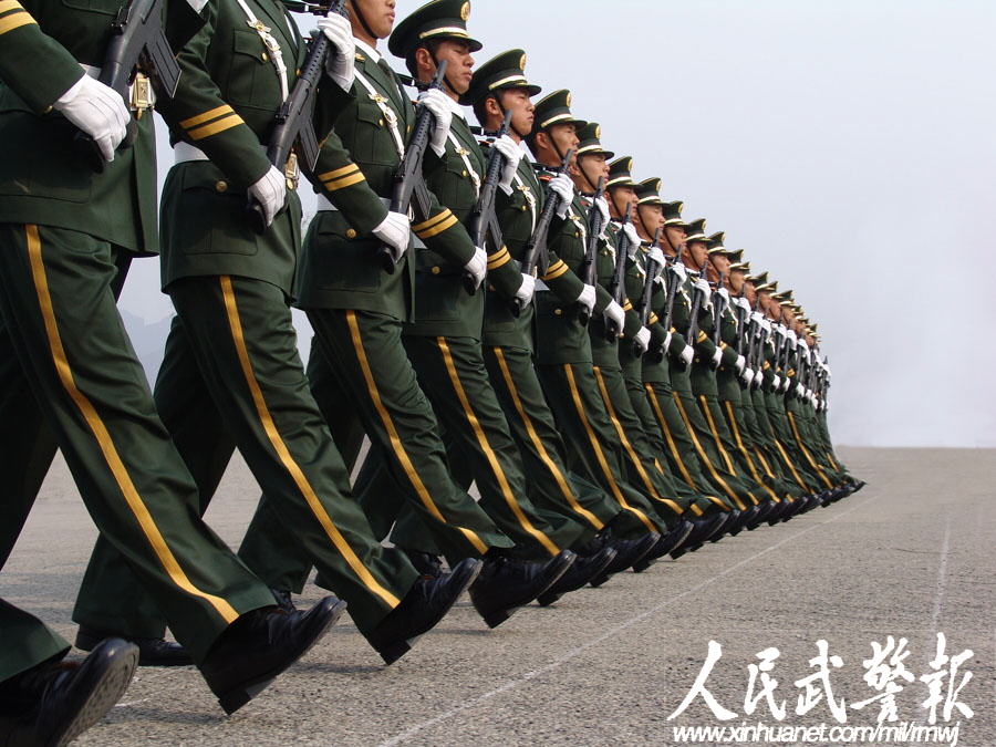 压脚跟翘脚尖,练就刀削斧砍般整齐的队列