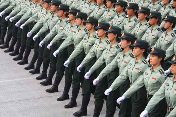 受阅官兵在进行细节强化训练. 张雷摄