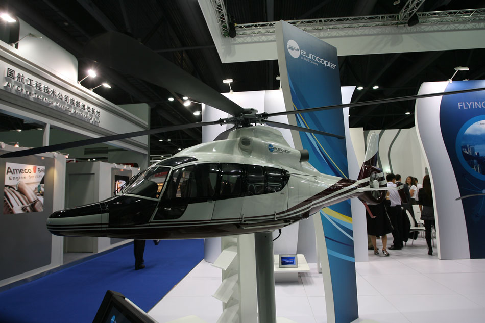 流线型机身的ec155直升机