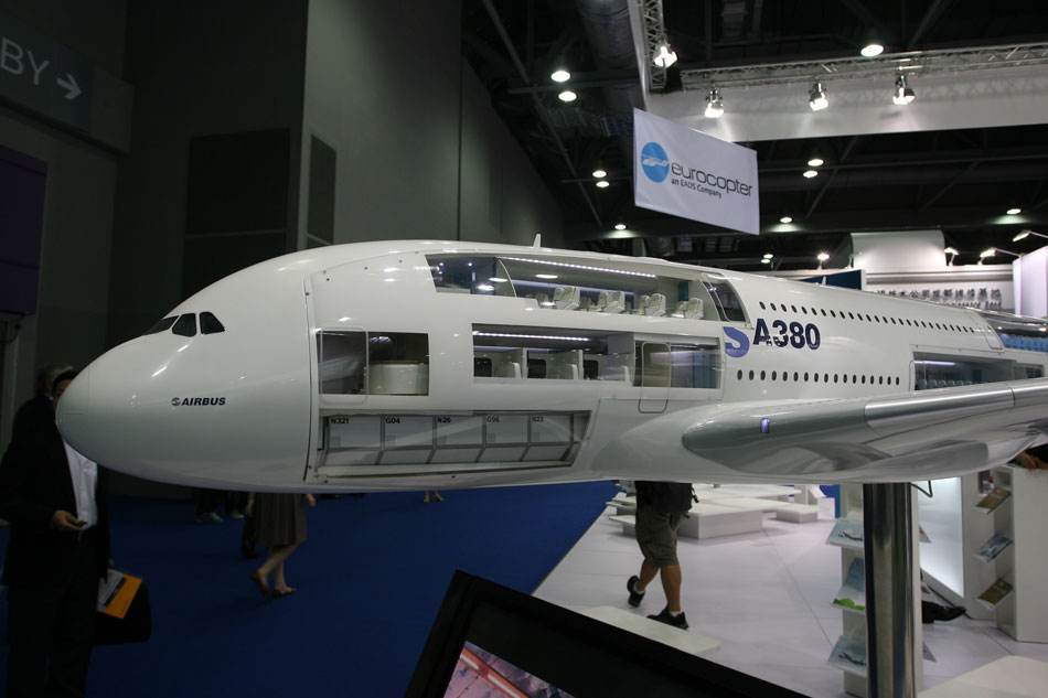 atr700型涡桨飞机头部特写