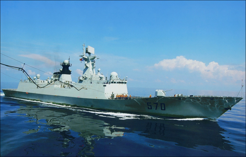 进行油料补给的570黄山号军舰