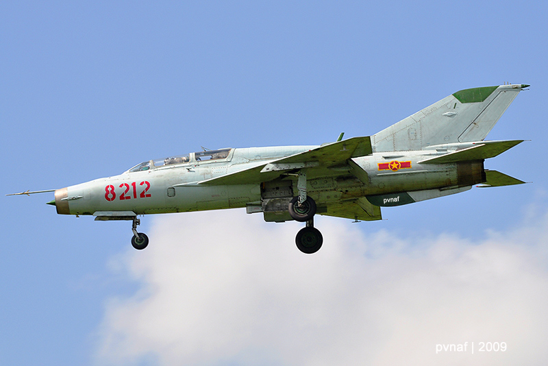 越南空军编号8212教练型米格-21战机