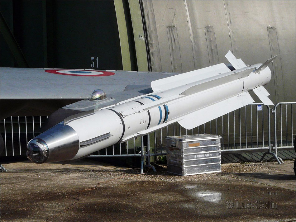 新型米卡空空格斗导弹