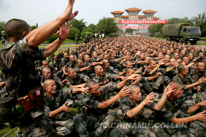 广州军区参演部队在开展拉歌活动.(李三红 摄)