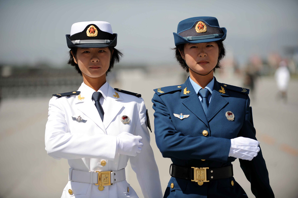 三军女兵方队的陆军战士被队友现场演唱鼓掌.(9月11日摄)