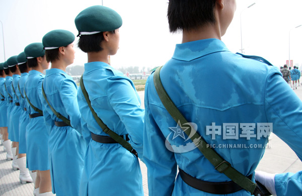 陈睿摄在阅兵村,预备役和女民兵两个方队格外引人注目.
